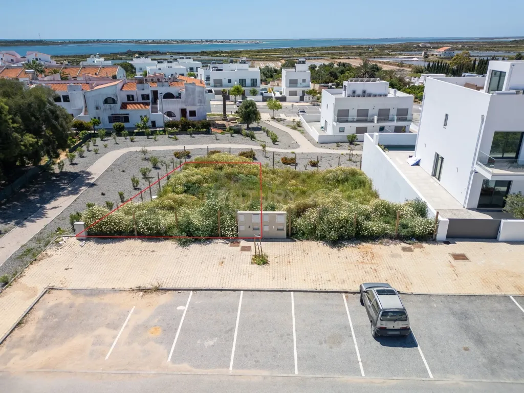 Lote de Terreno com Projeto Pré-aprovado para Moradia T3 com Piscina Privativa – Um Refúgio no Coração do Algarve, entre a Ria Formosa - Image 4