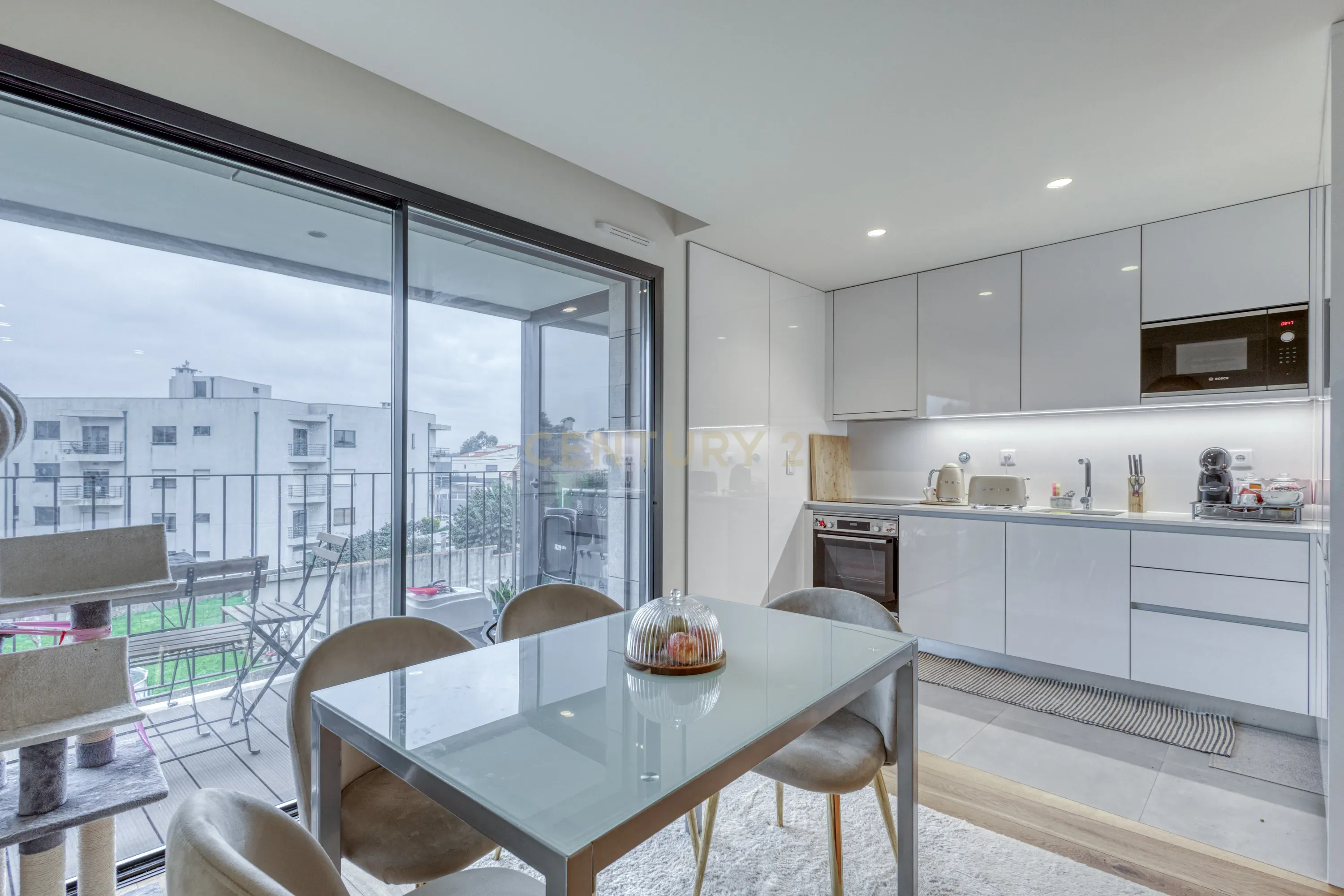Fotografia 7 de T2 Último Piso Semi-Novo com varanda na Madalena