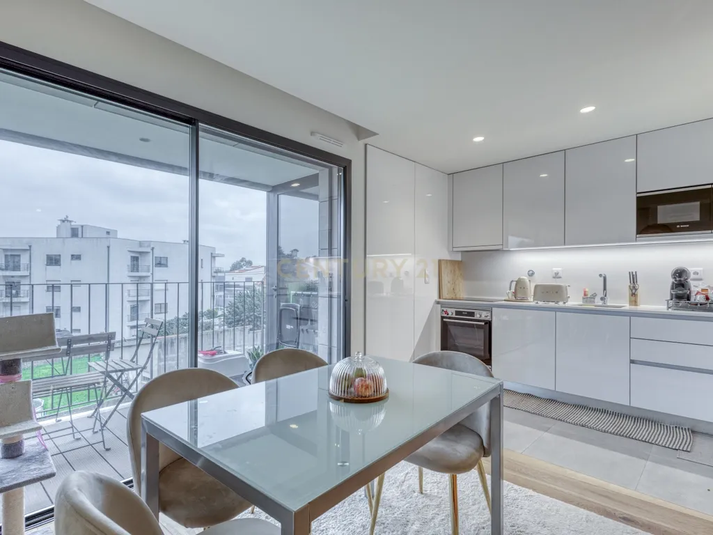 T2 Último Piso Semi-Novo com varanda na Madalena - Image 7
