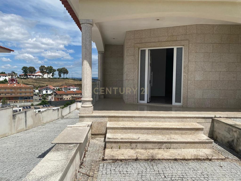 Moradia T4 em Mirandela com Vista Panorâmica - Image 2