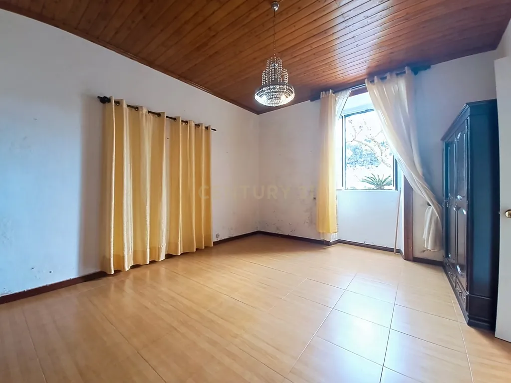Moradia no Centro da Povoação com 2 Garagens - Image 10