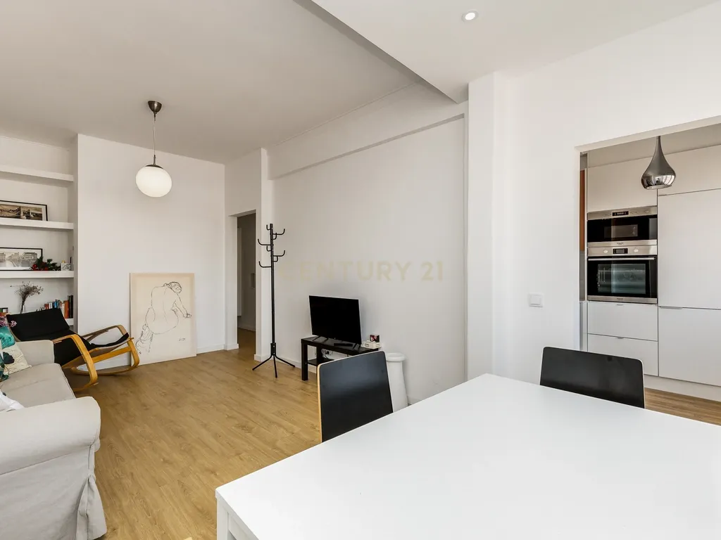 Apartamento T2 luminoso e totalmente remodelado - Rua Passos Manuel - Image 3