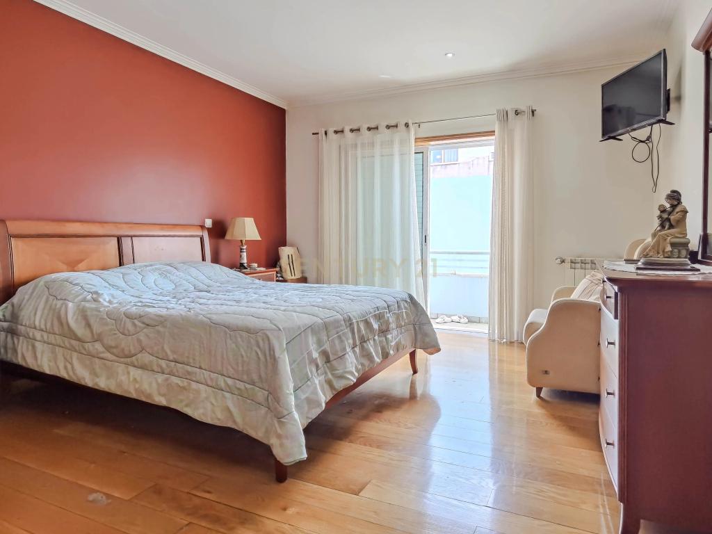 Moradia T4 de 4 Frentes com Jardim, Cozinha Regional e Garagem – Custoias, Matosinhos - Image 18
