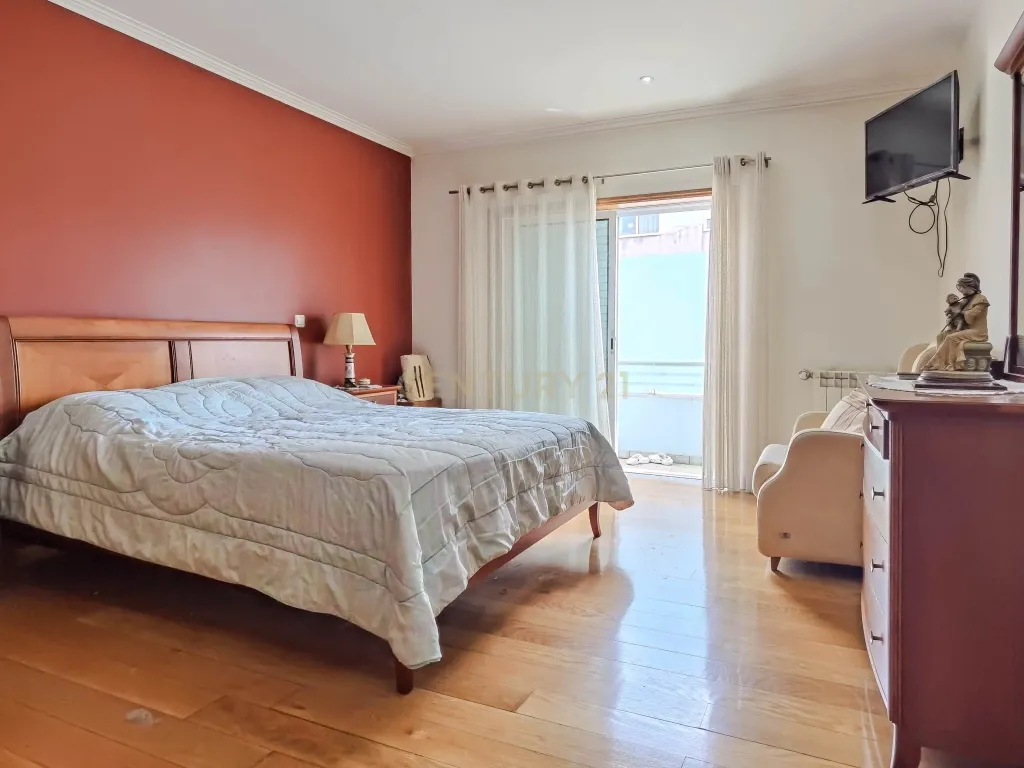 Moradia T4 de 4 Frentes com Jardim, Cozinha Regional e Garagem – Custoias, Matosinhos - Image 18