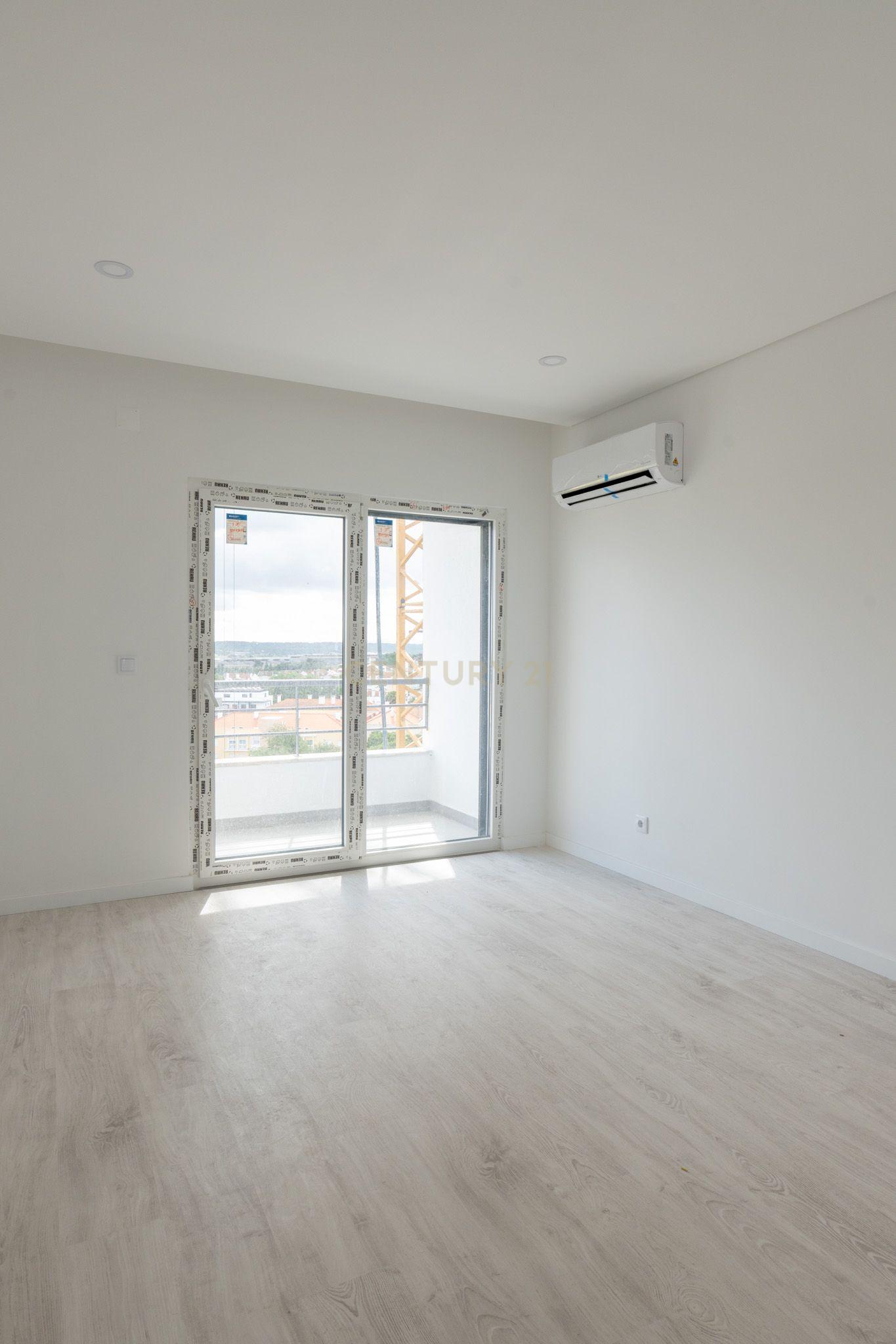 Fotografia 8 de CONDOMINIO QUINTA DA LADEIRA - T2 Duplex com Varandas, Parqueamento e Arrecadação