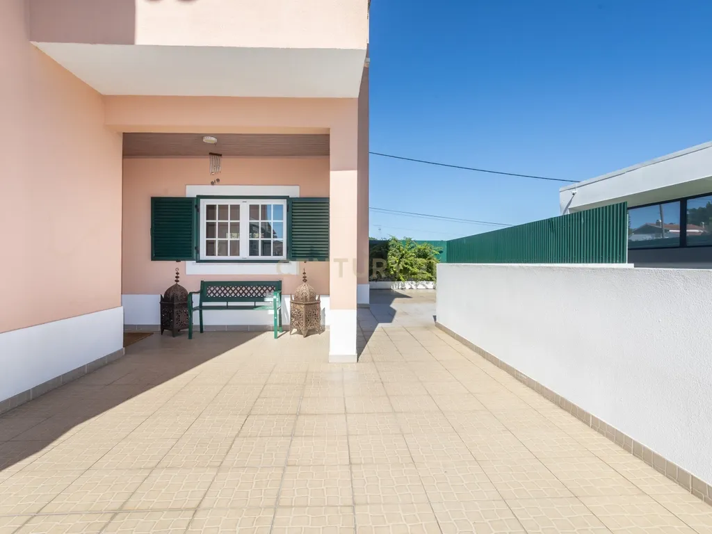 Moradia T4 em Setúbal | Conforto, Espaço e Privacidade - Image 4