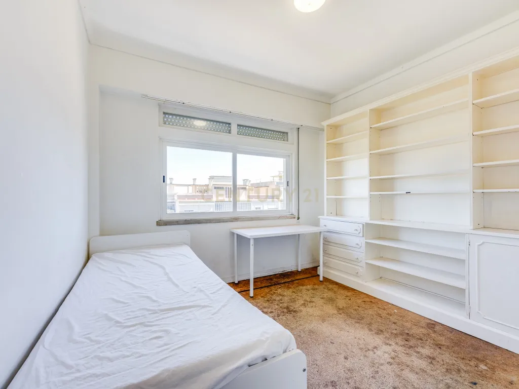 Apartamento T4 para Remodelação no Coração dos Olivais, com Vista Fantástica - Image 19