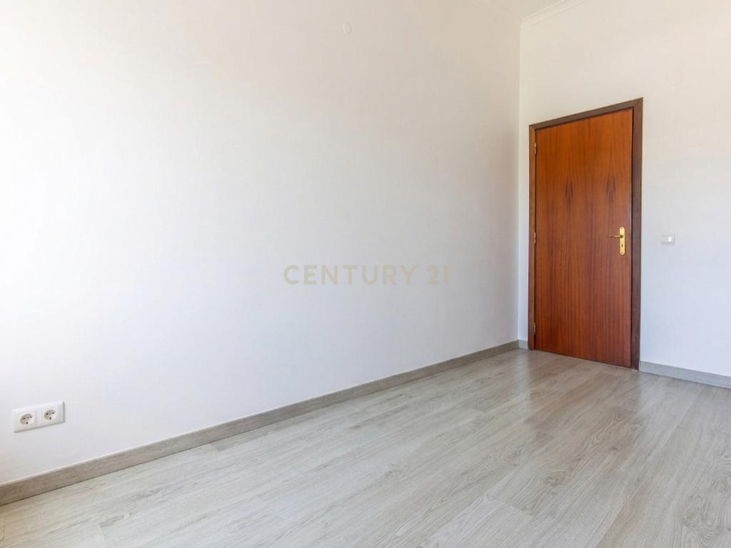 Moradia em Banda T3 com Sótão Aproveitado e Espaço Exterior – Casal Bolinhos, Azeitão - Image 11