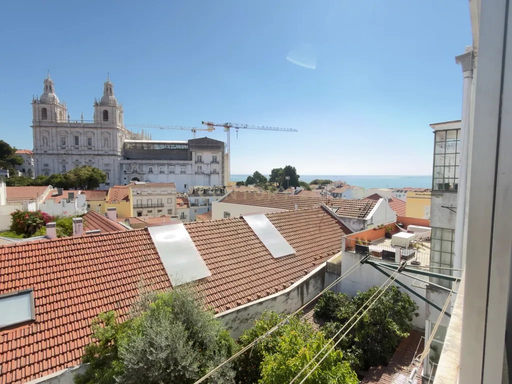 Apartamento T2 para remodelar com vista para o Convento de São Vicente - Image 1