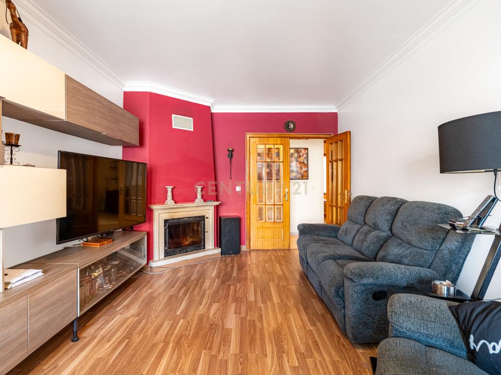 Exclusivo T4 Duplex na Urbanização da Cavaleira | 205 m² de Área Total | Parqueamento - Image 4