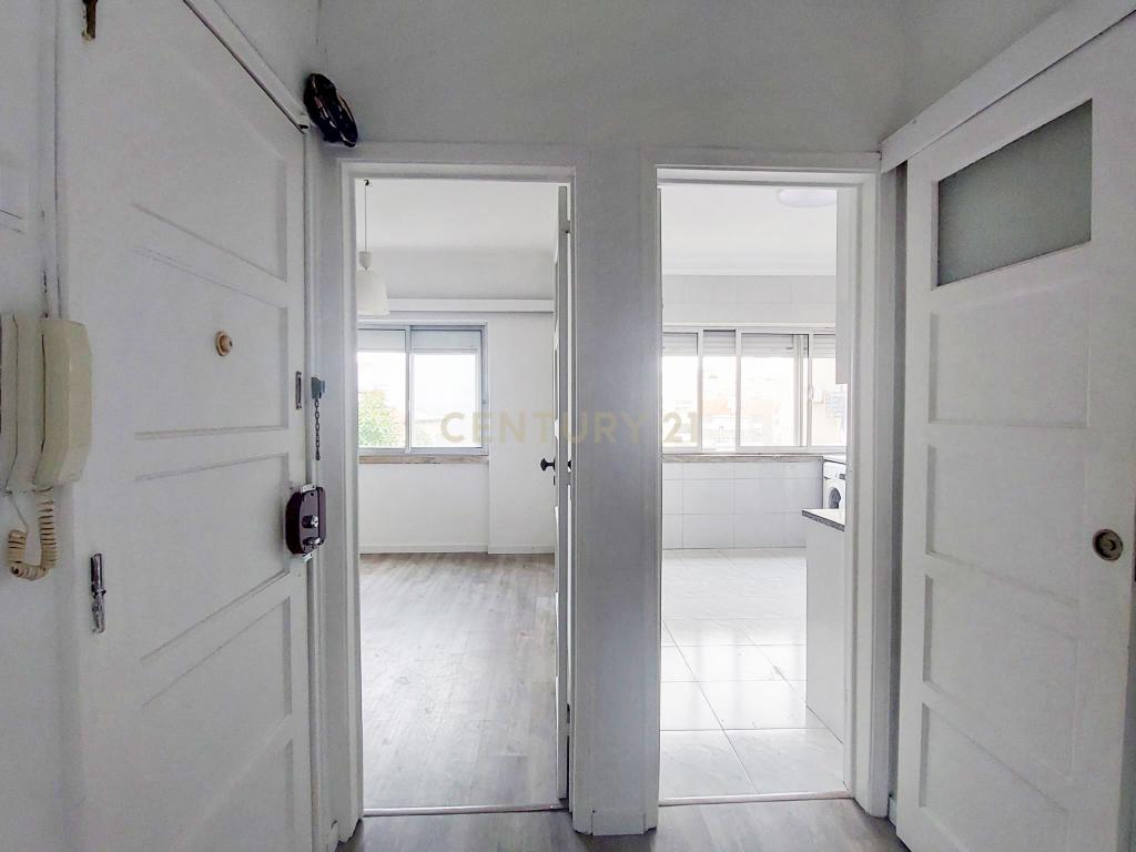 Apartamento T2 na Venteira, Amadora - Image 9