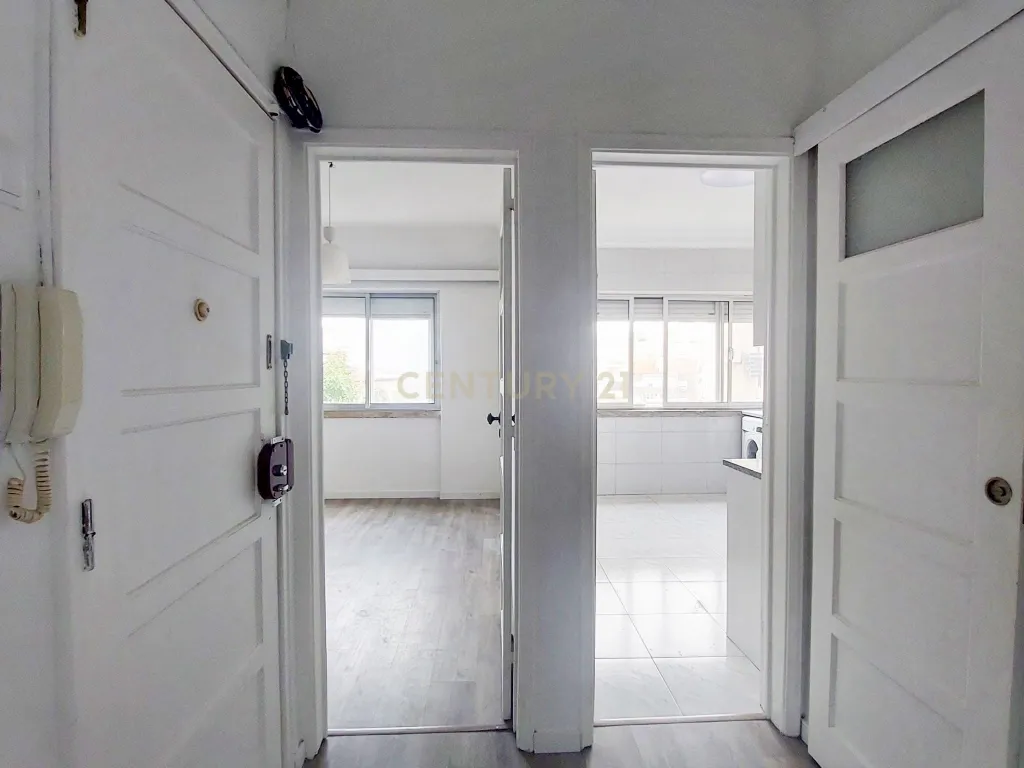 Apartamento T2 na Venteira, Amadora - Image 9