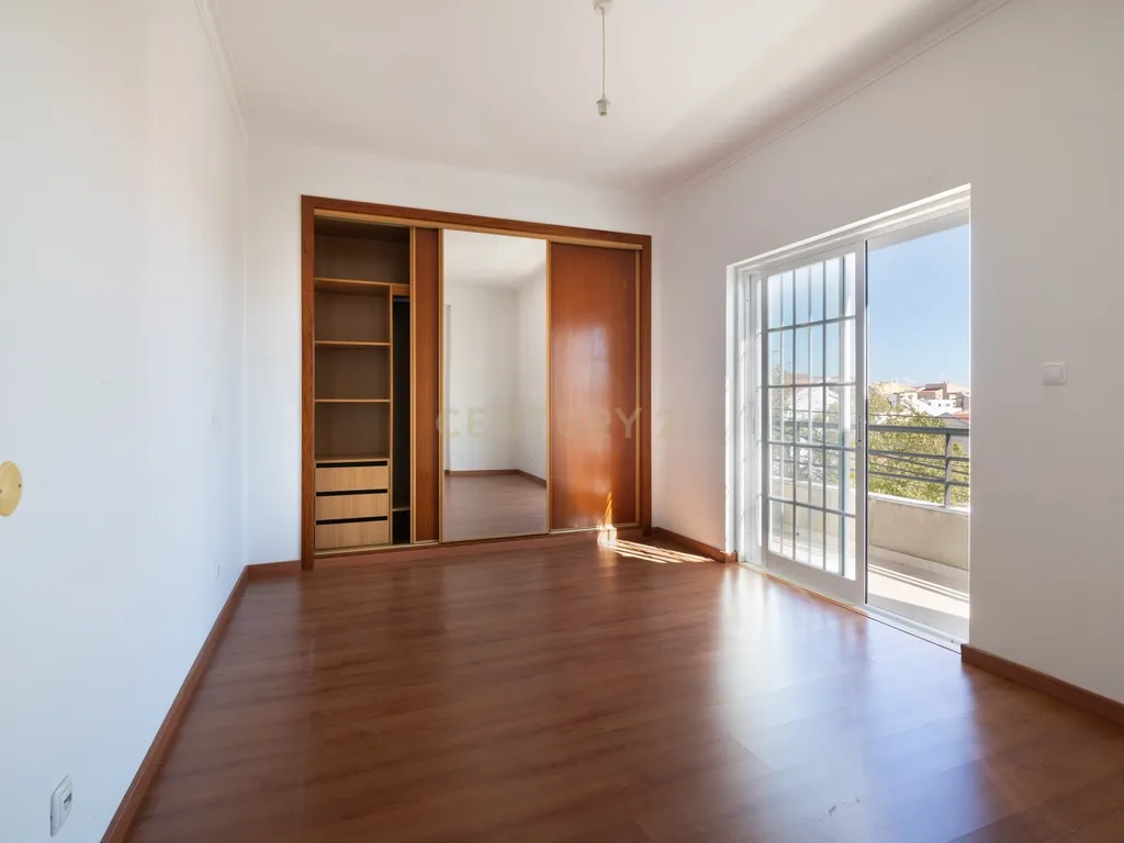 Moradia T4+1 | 368 m² | Garagem para 4 Viaturas | Casal do Bispo, Famões - Image 12