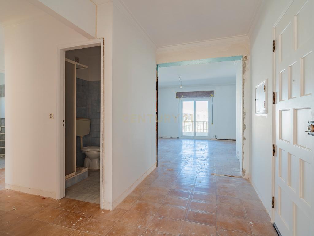 Excelente Apartamento T3 + 1 em remodelação - Image 7