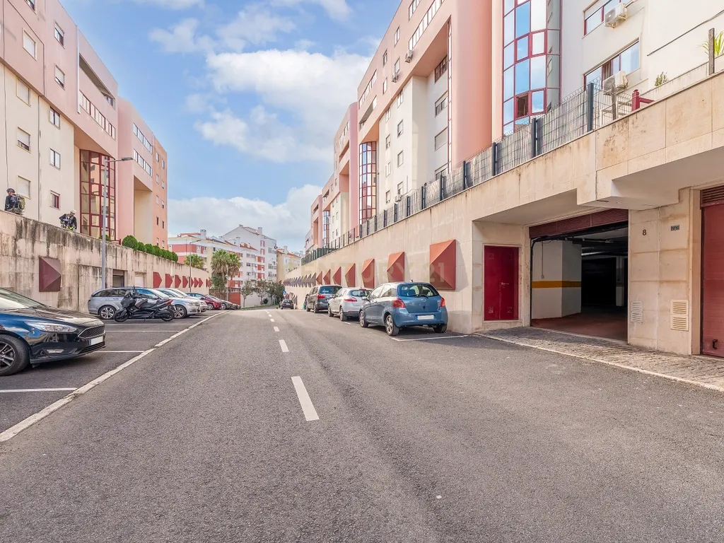 Apartamento T3, com Box de 85 m2 e Arrecadação em Odivelas - Image 31