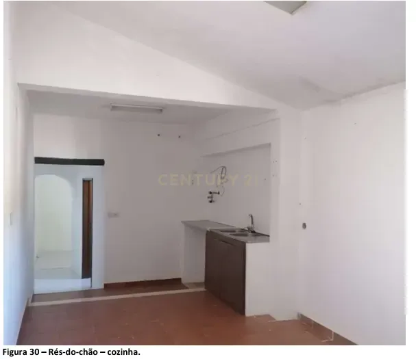 Fotografia 8 de Moradia T3 de Rês-Chão e 1º Andar para remodelação, Mourão.