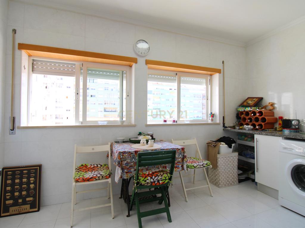 Apartamento T4 com Parqueamento, nas Caldas da Rainha - Image 18