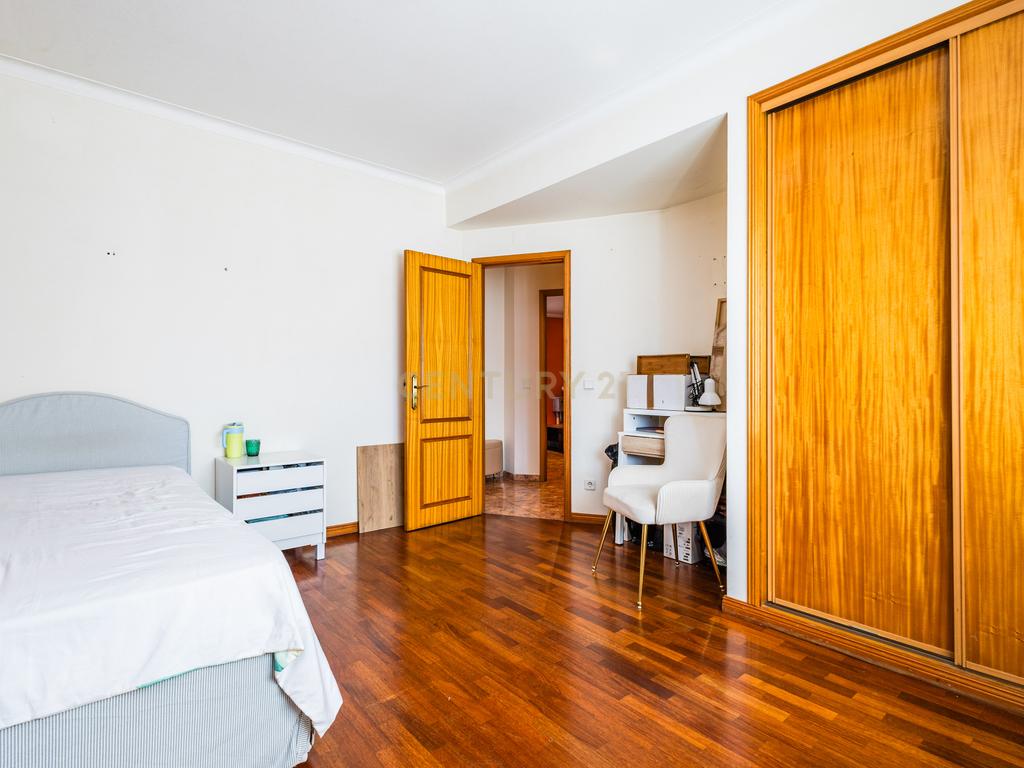 T2 com 110 m² | Espaço a Sério, Varanda e Garagem - Image 15