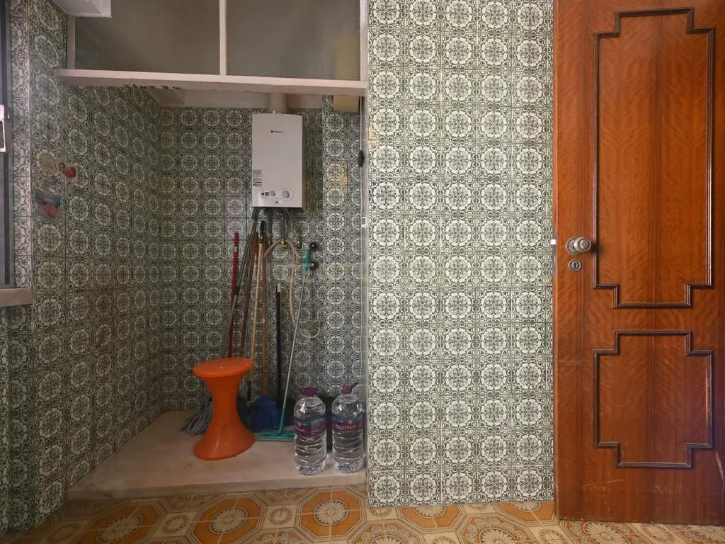 Apartamento T1 para venda na zona de Alcântara a necessitar de obras - Image 11