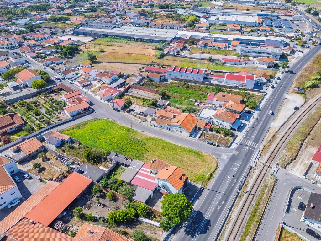 Terreno com 2.117 m² e elevado potencial construtivo. Antigo projeto aprovado para prédio de apartamentos e índice de construção 1. Uma excelente oportunidade para promotores imobiliários. - Image 20