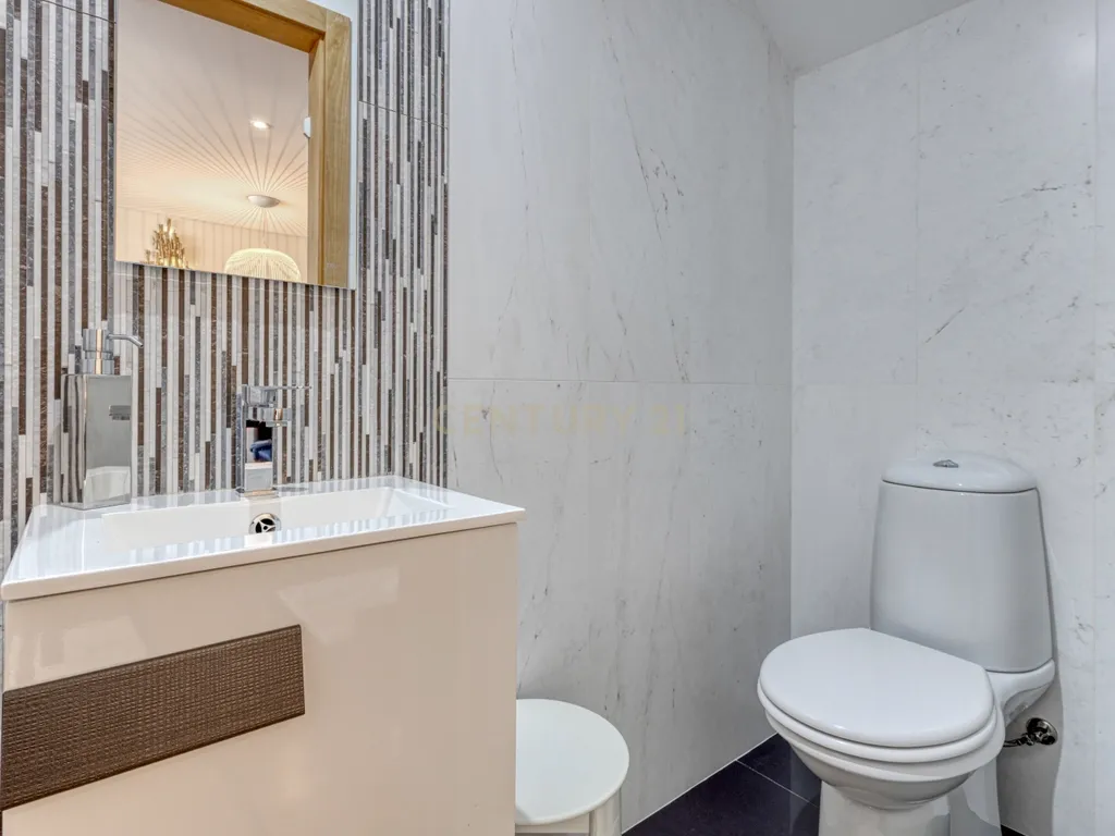 Apartamento T2+1 Duplex em condomínio fechado a 600m da praia - Image 11