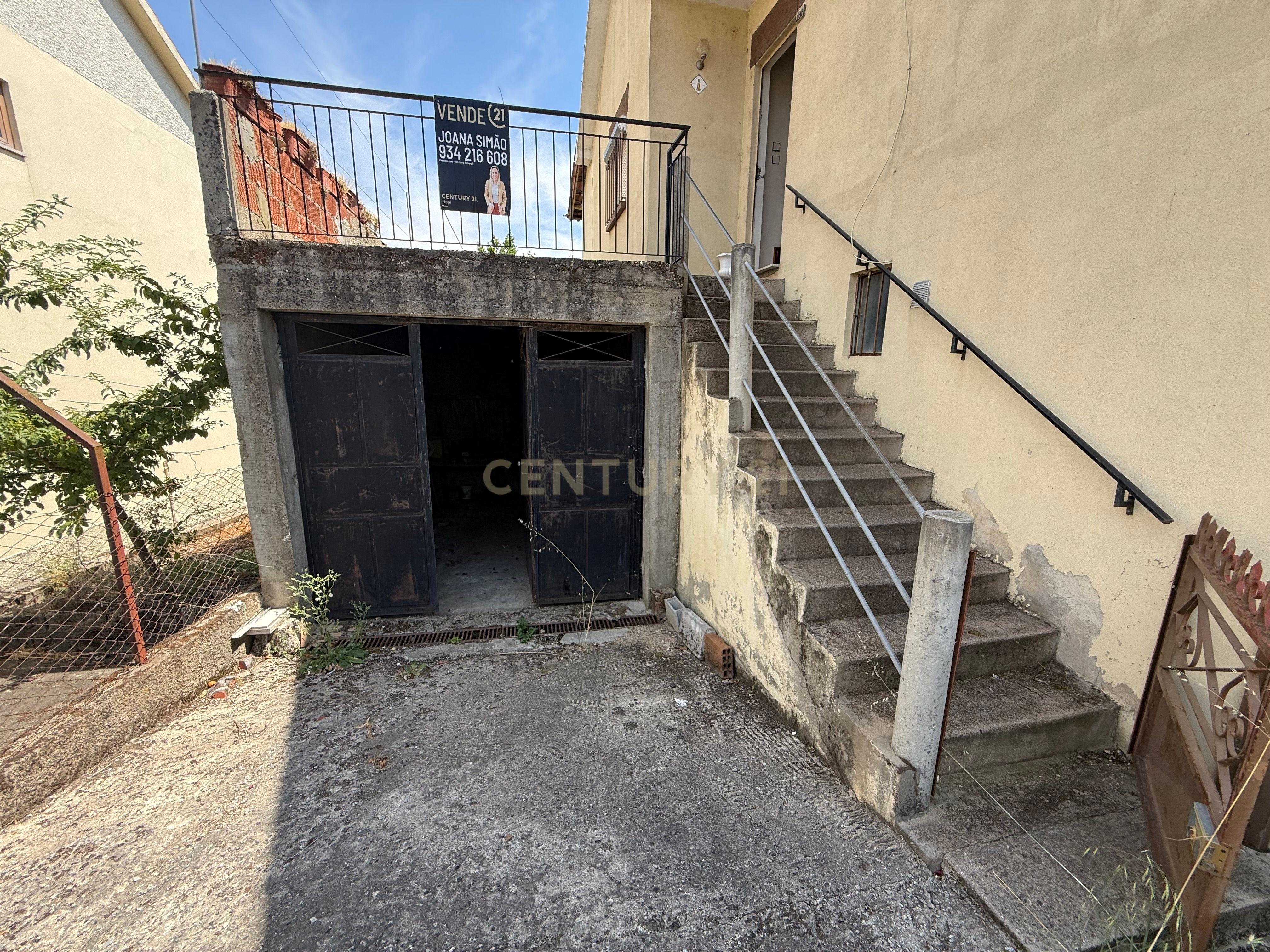 Fotografia 6 de Moradia BI-FAMILIAR perto do IPB e do Centro de Bragança, no Bairro das Cantarias. Tem TERRENO e GARAGEM!!!