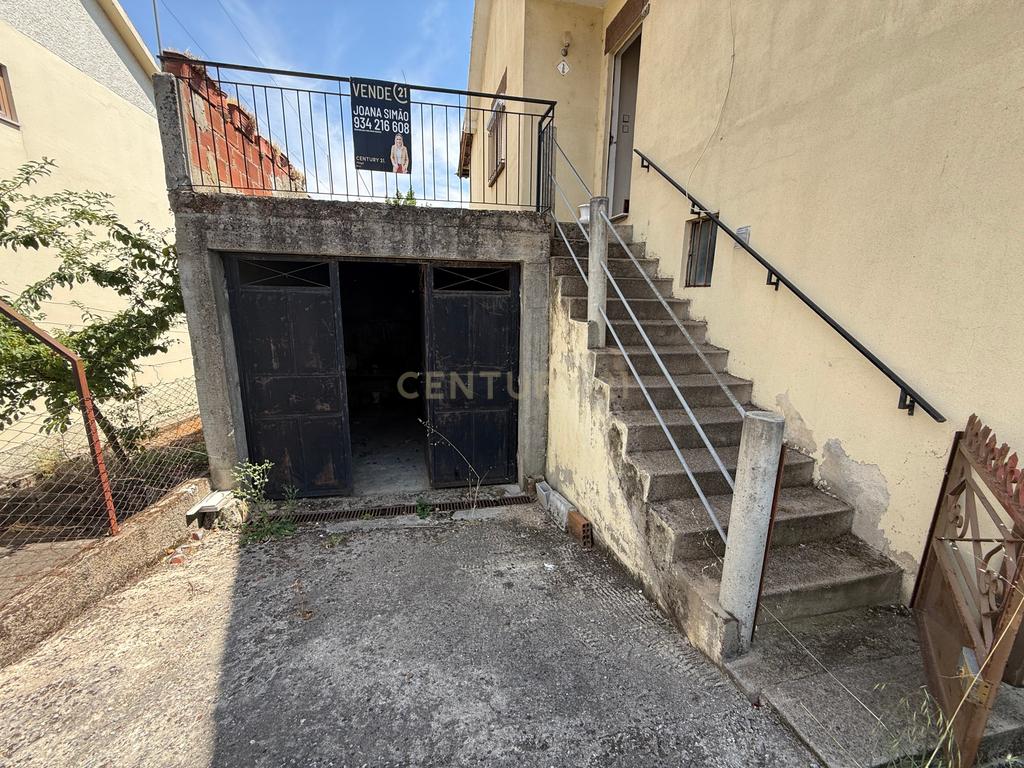 Moradia BI-FAMILIAR perto do IPB e do Centro de Bragança, no Bairro das Cantarias. Tem TERRENO e GARAGEM!!! - Image 6