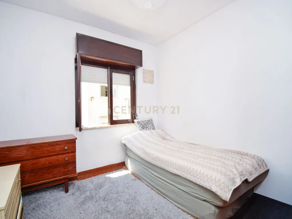 Apartamento T2 em zona central, inserido em prédio com 2 elevadores - Image 6