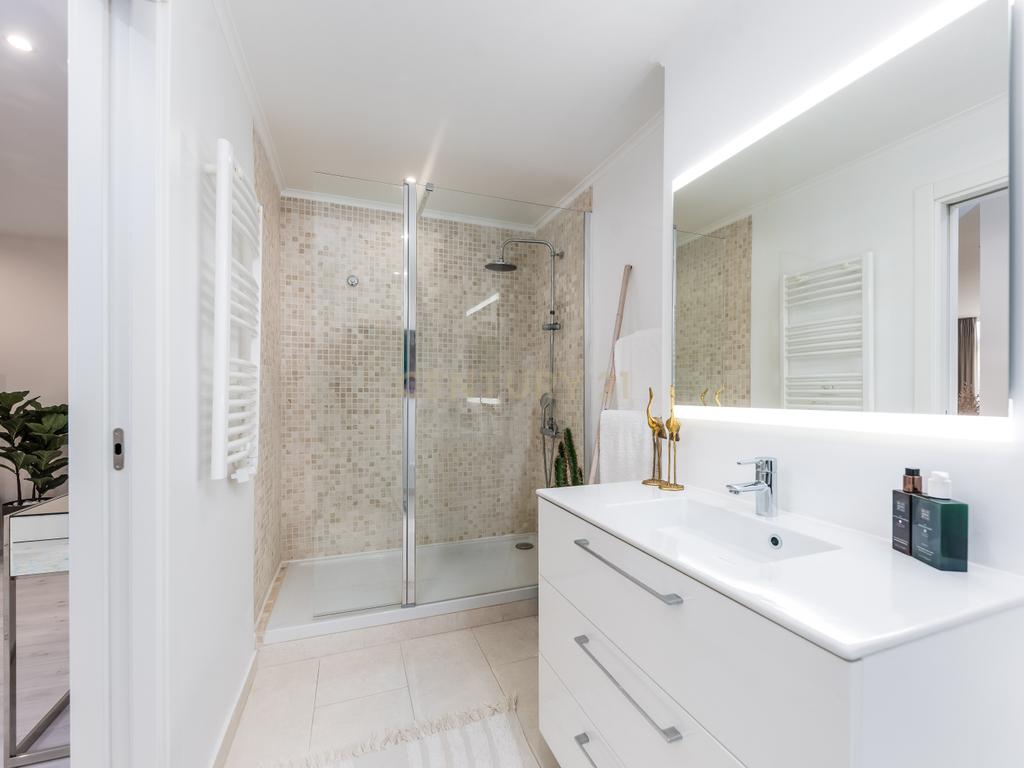 Apartamento T2 com elevador - Renovado - Image 21