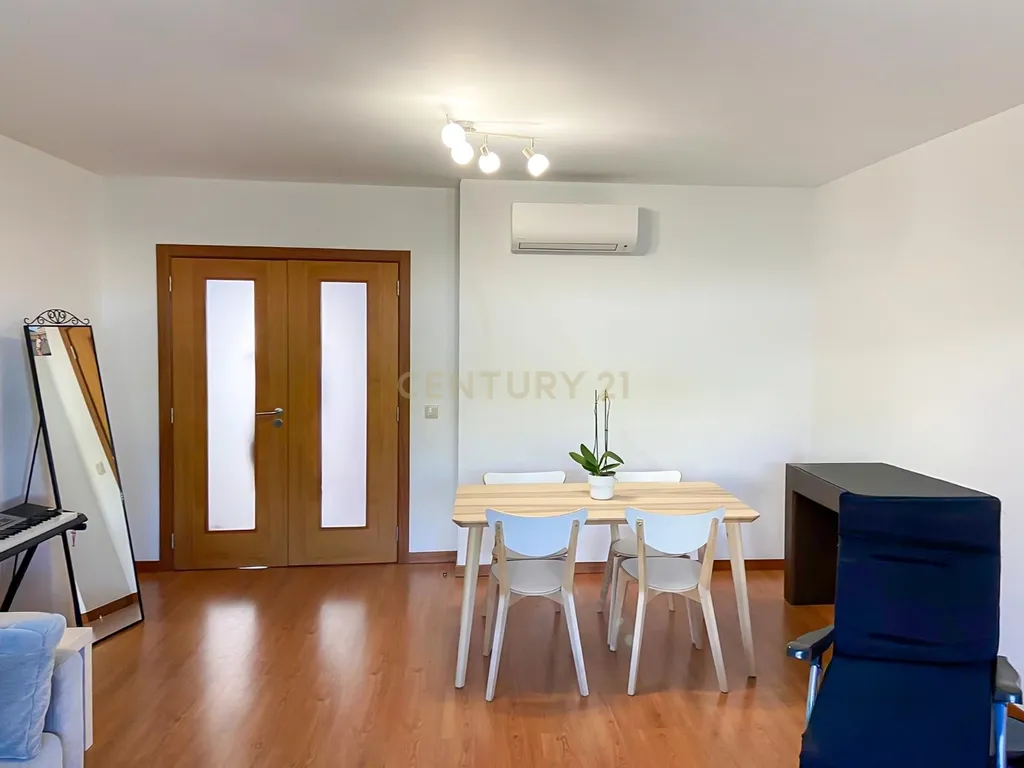 Apartamento T2 com Garagem em Localização Privilegiada - Image 13