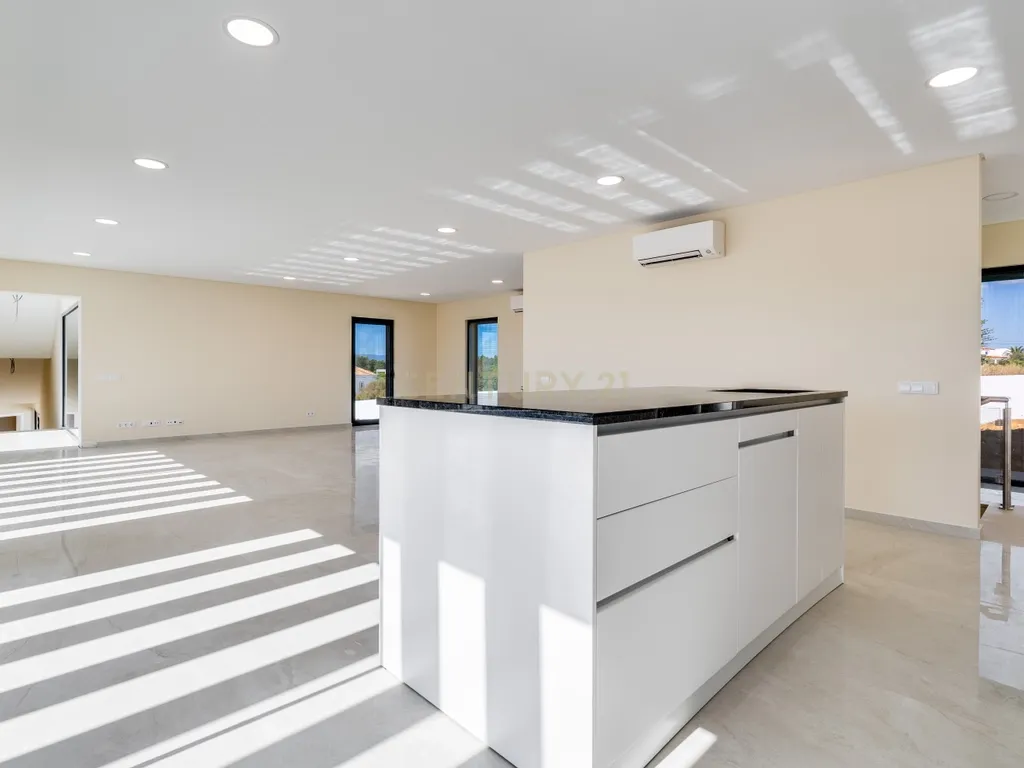 Moradia T4+1 de construção nova com piscina infinita | Caramujeira, Lagoa - Image 15