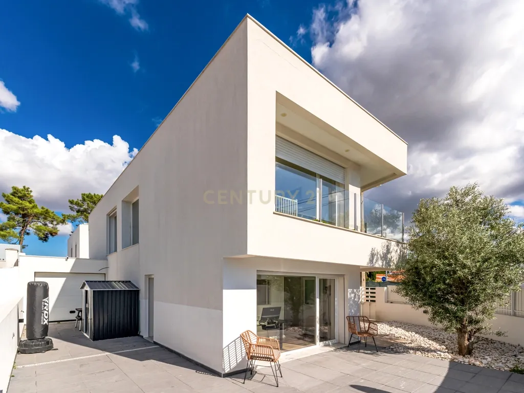 Moradia T4 Contemporânea com piscina, na Aroeira, perto do golf e praias - Image 5