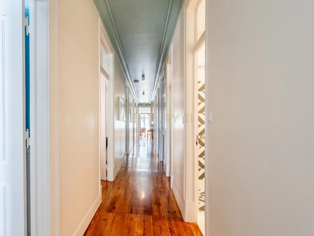 Apartamento T4 Renovado em Santo António, Lisboa — Onde a elegância se sente em cada detalhe - Image 33