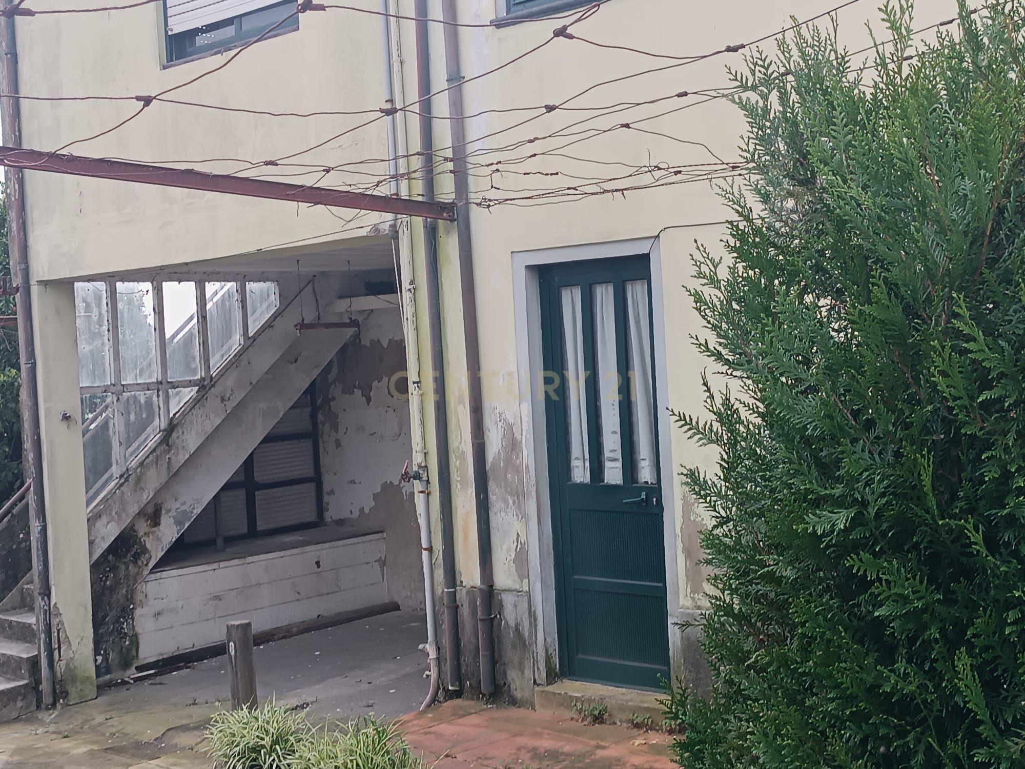 Moradia bifamiliar com cinco quartos, terreno e água para reconstrução no coração da Cidade da Maia, em Gueifaes - Image 19