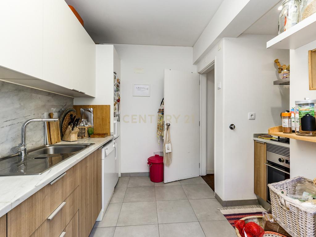 T5 Alfragide com Varanda - Image 7