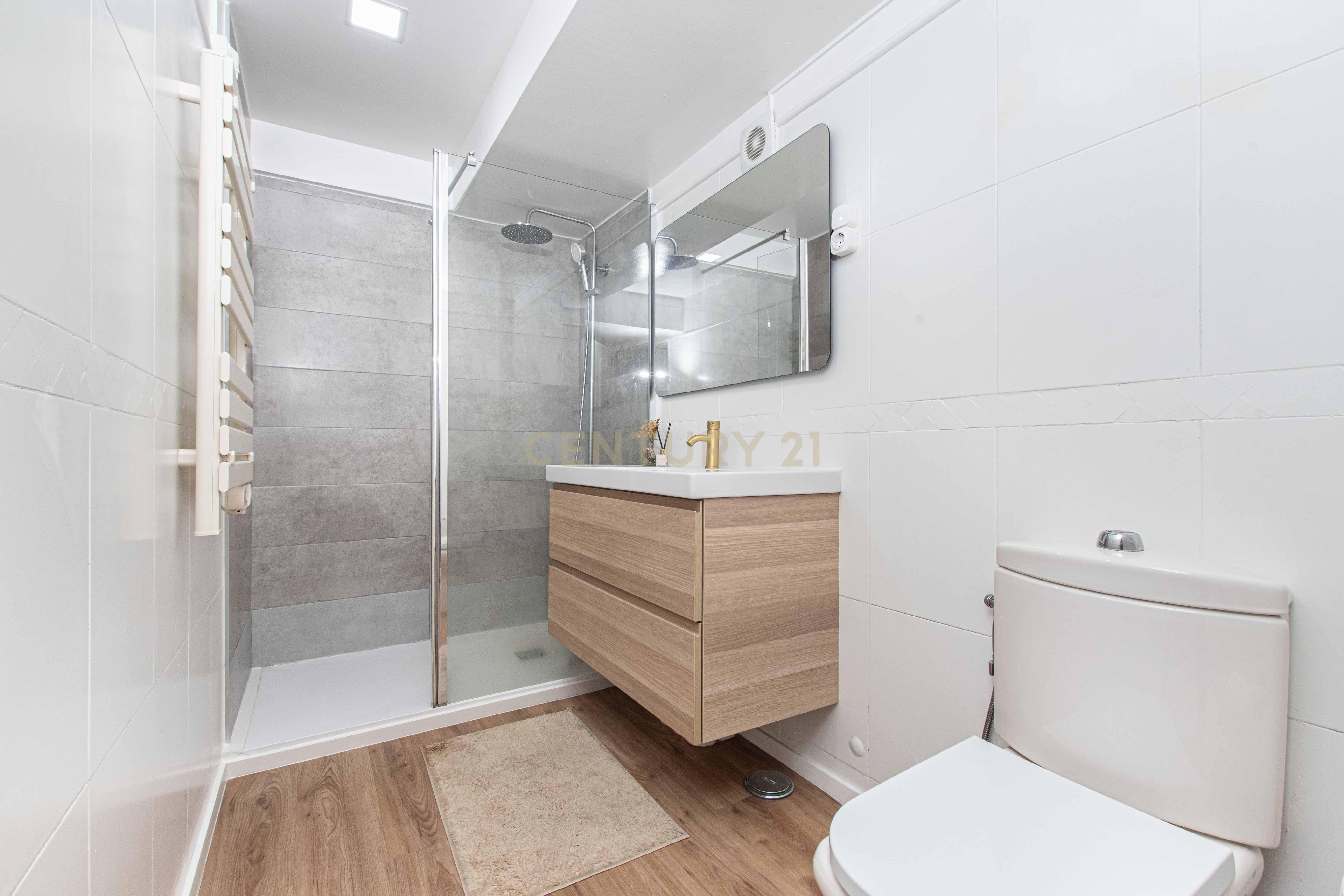 Fotografia 10 de Apartamento T2 Totalmente Remodelado | Acabamentos de Alto Padrão | Damaia
