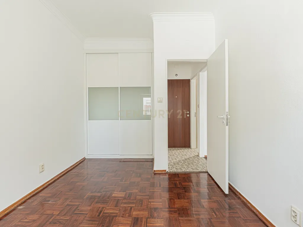 APARTAMENTO REMODELADO NO CENTRO DA COSTA DE CAPARICA - Image 14
