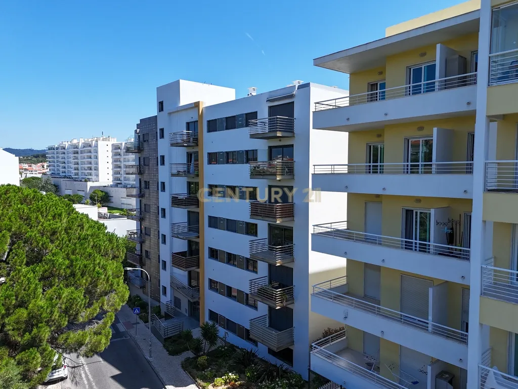 Elegante Apartamento T3 no Estoril com Box Fechada para 3 carros a poucos metros da praia - Image 42