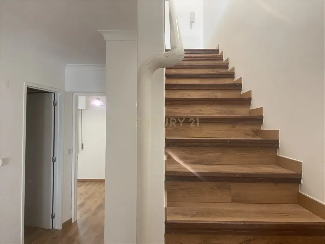 Apartamento T3 Duplex em Telheiras – 104 m², Estacionamento e Arrecadação - Image 8