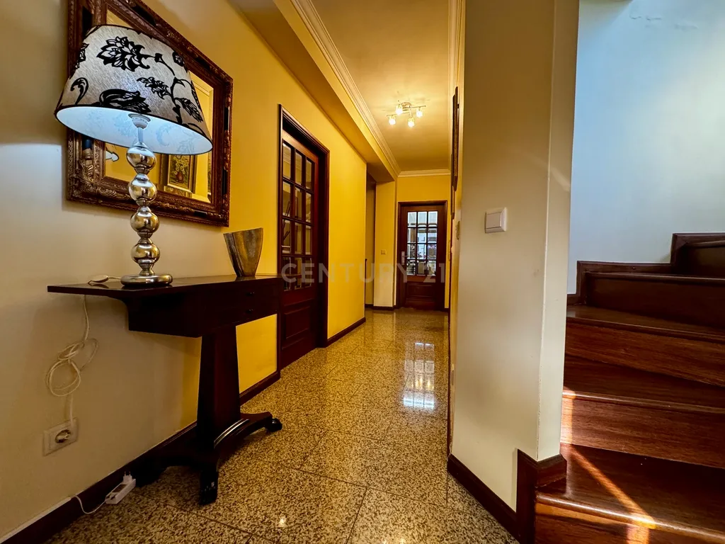 Moradia T4 de quatro frentes com piscina e vista mar | Mindelo - Image 13