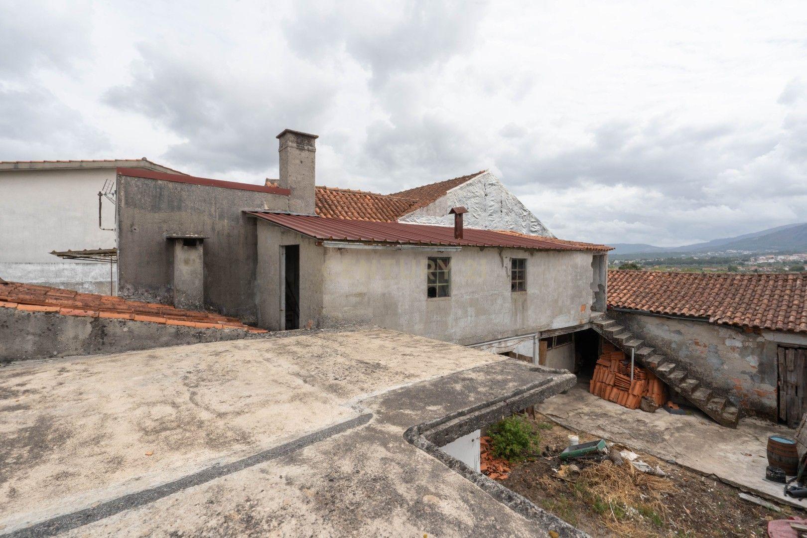 Fotografia 6 de Oportunidade em Lousã: Casa para Recuperar com 3 Quartos