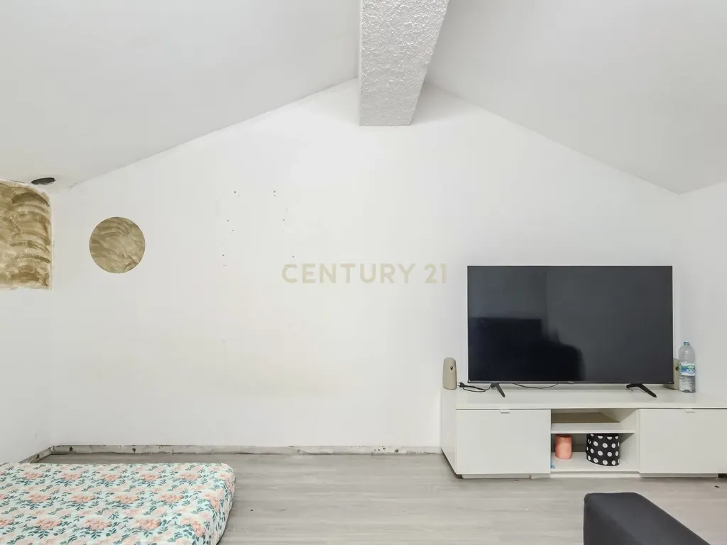 Apartamento T2, de 2 frentes, localizado em Rio Tinto, com Sótão e Garagem Box - Image 25