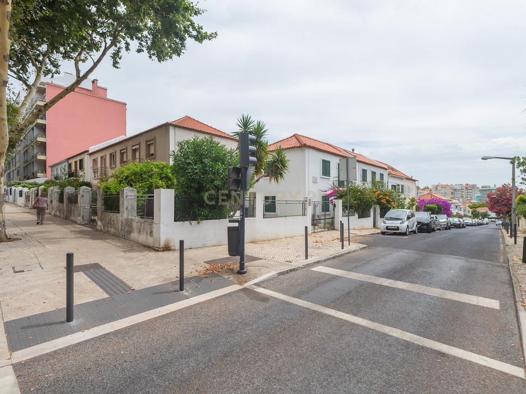 Moradia T3 + 1 Renovada com Jardim e Piscina em Penha de França, Lisboa - Image 82