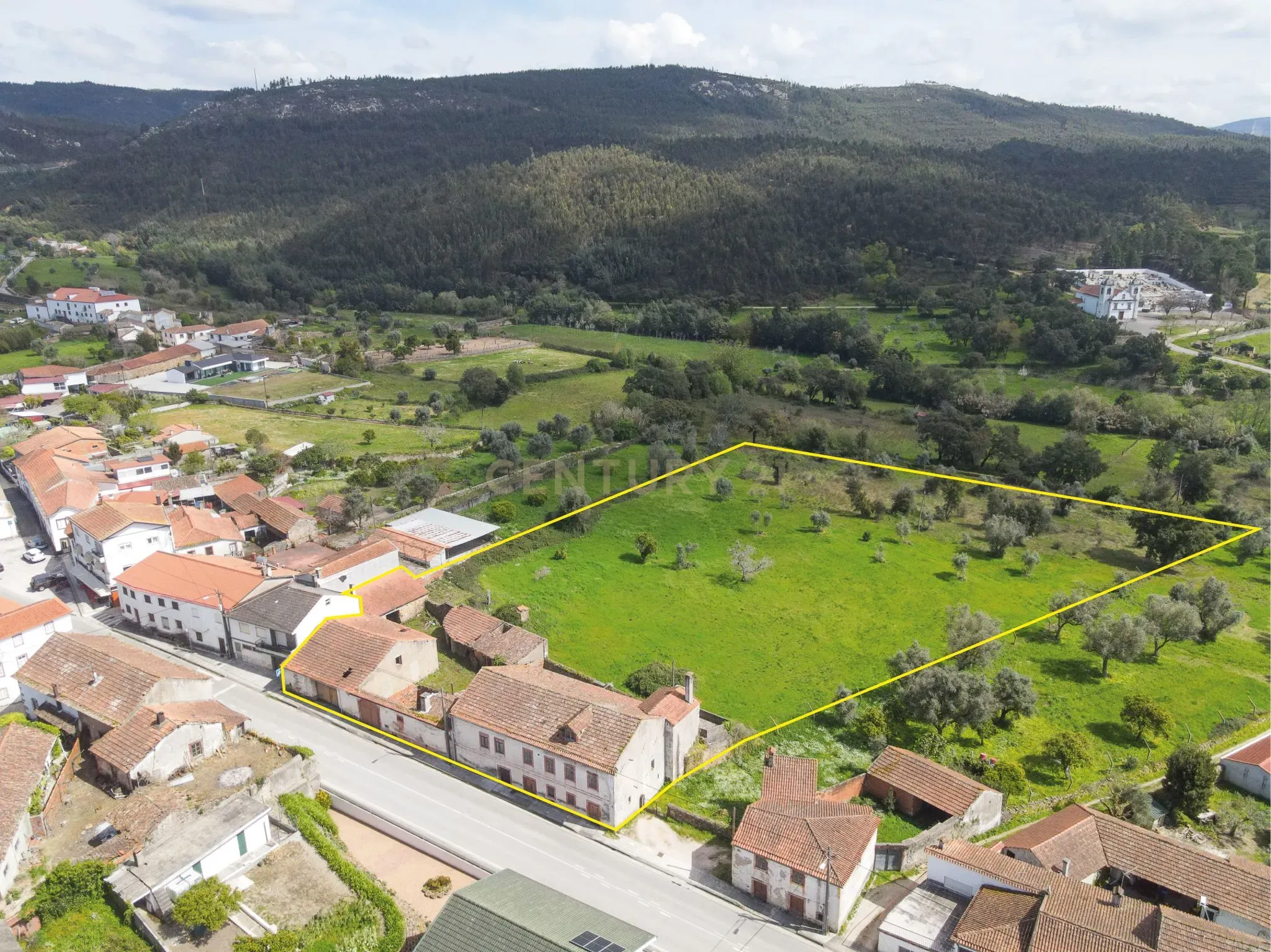 Prédio com terreno a poucos minutos do centro da vila. Com projecto aprovado