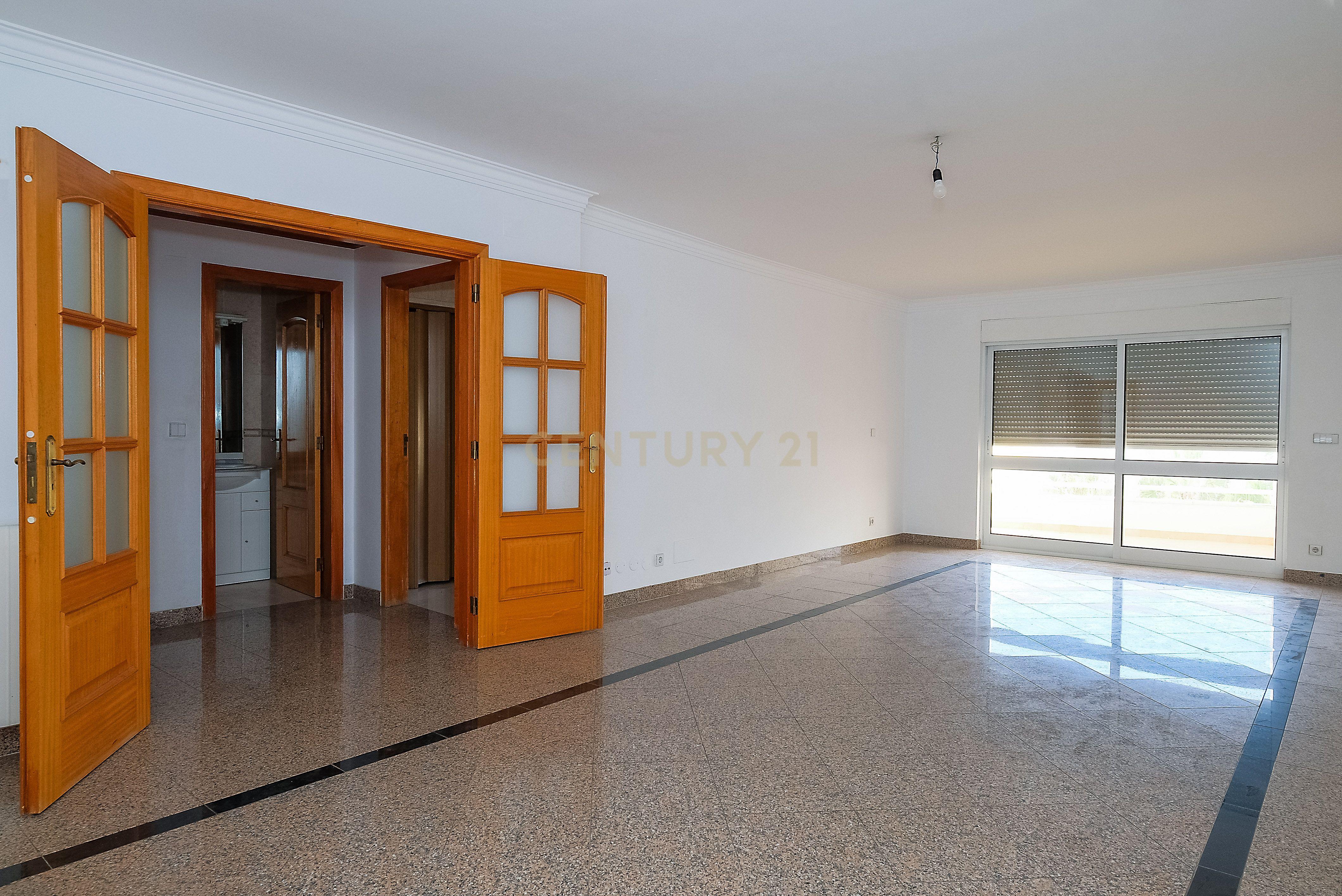 Fotografia 4 de Apartamento T3 luminoso na Parede com varandas, garagem e arrecadação