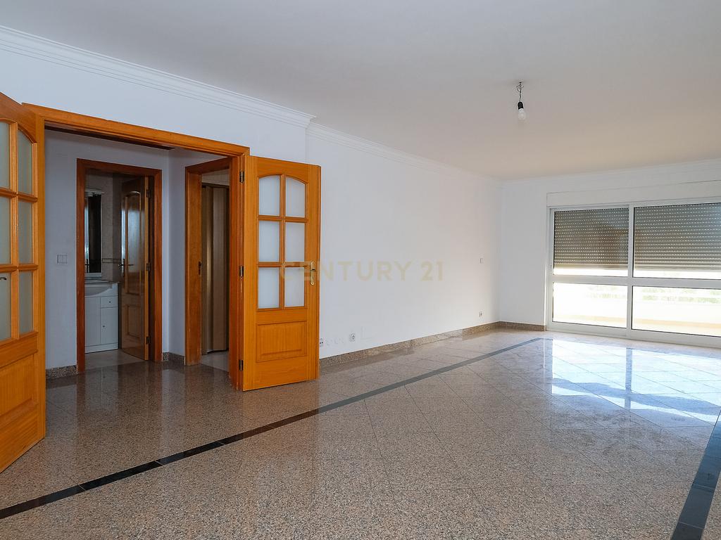 Apartamento T3 luminoso na Parede com varandas, garagem e arrecadação - Image 4