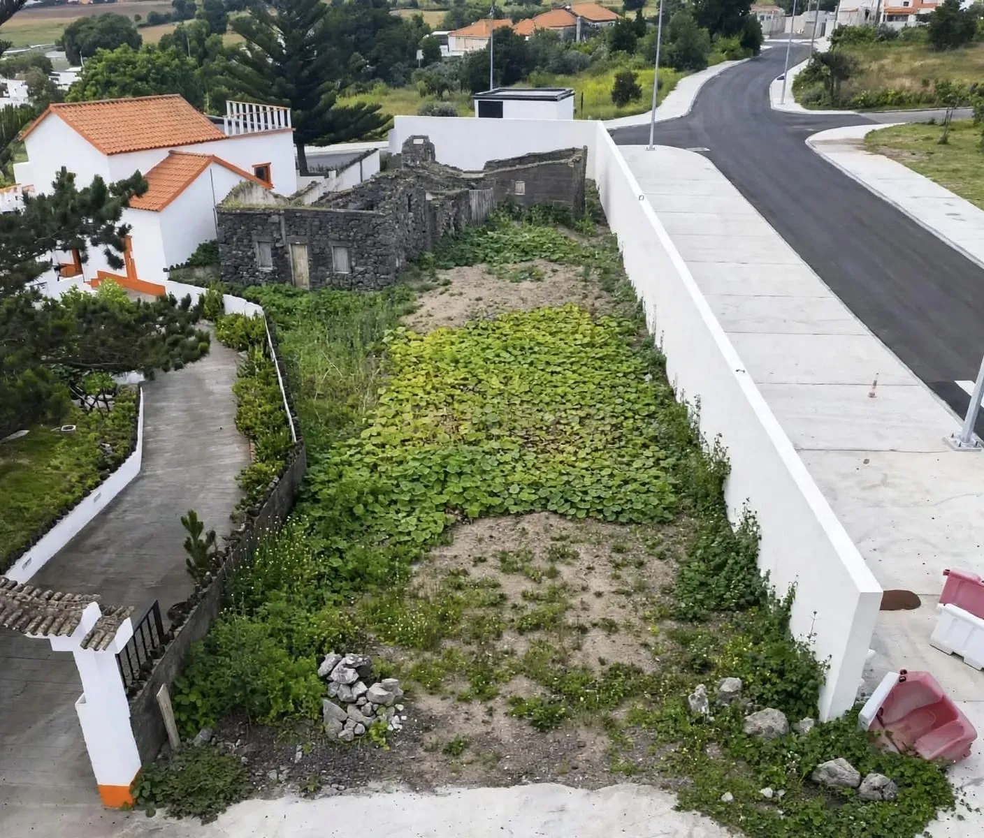 Fotografia 2 de LOTE COM RUÍNA, VISTA MAR E ESPAÇO PARA CRIAR A SUA CASA DE SONHO!