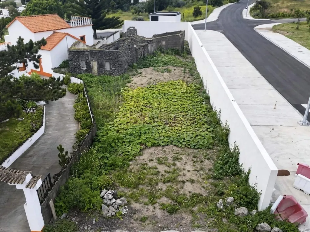 LOTE COM RUÍNA, VISTA MAR E ESPAÇO PARA CRIAR A SUA CASA DE SONHO! - Image 2
