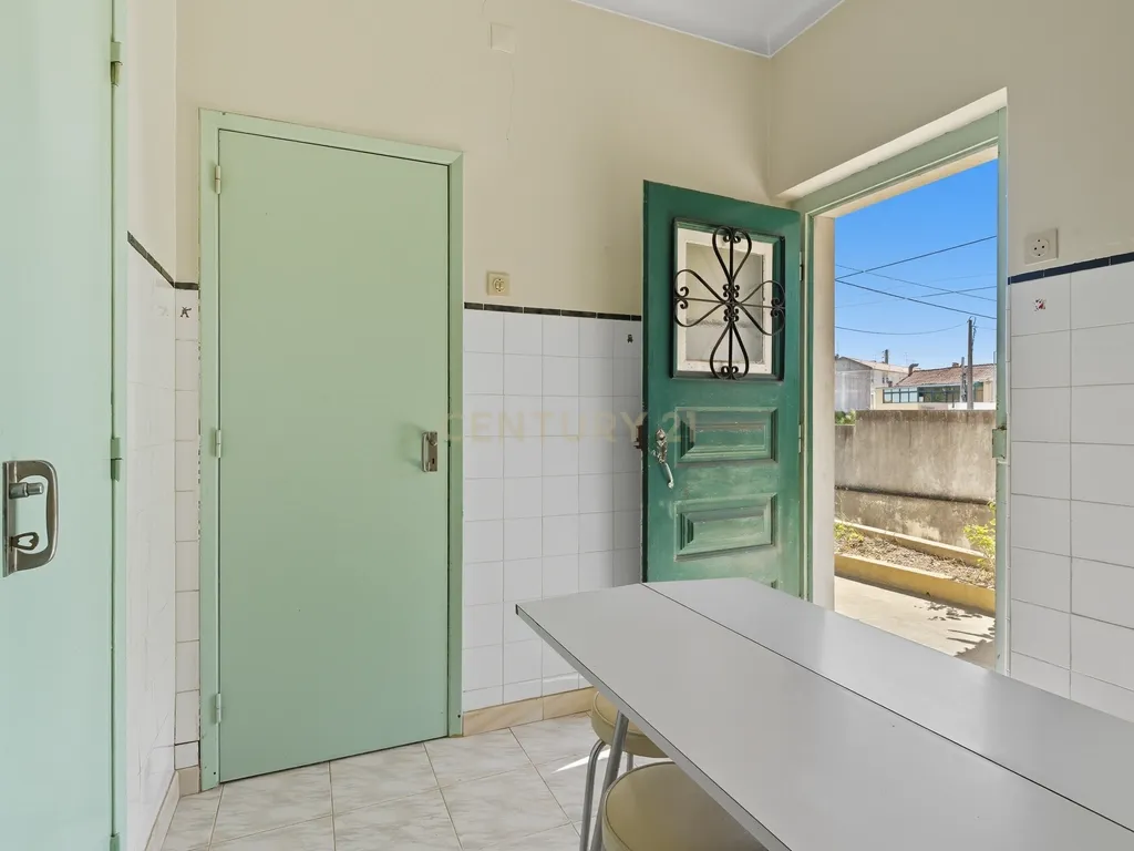 Moradia Bi-familiar com terreno de 800m2 urbanos - Paredes, Alenquer - Image 9