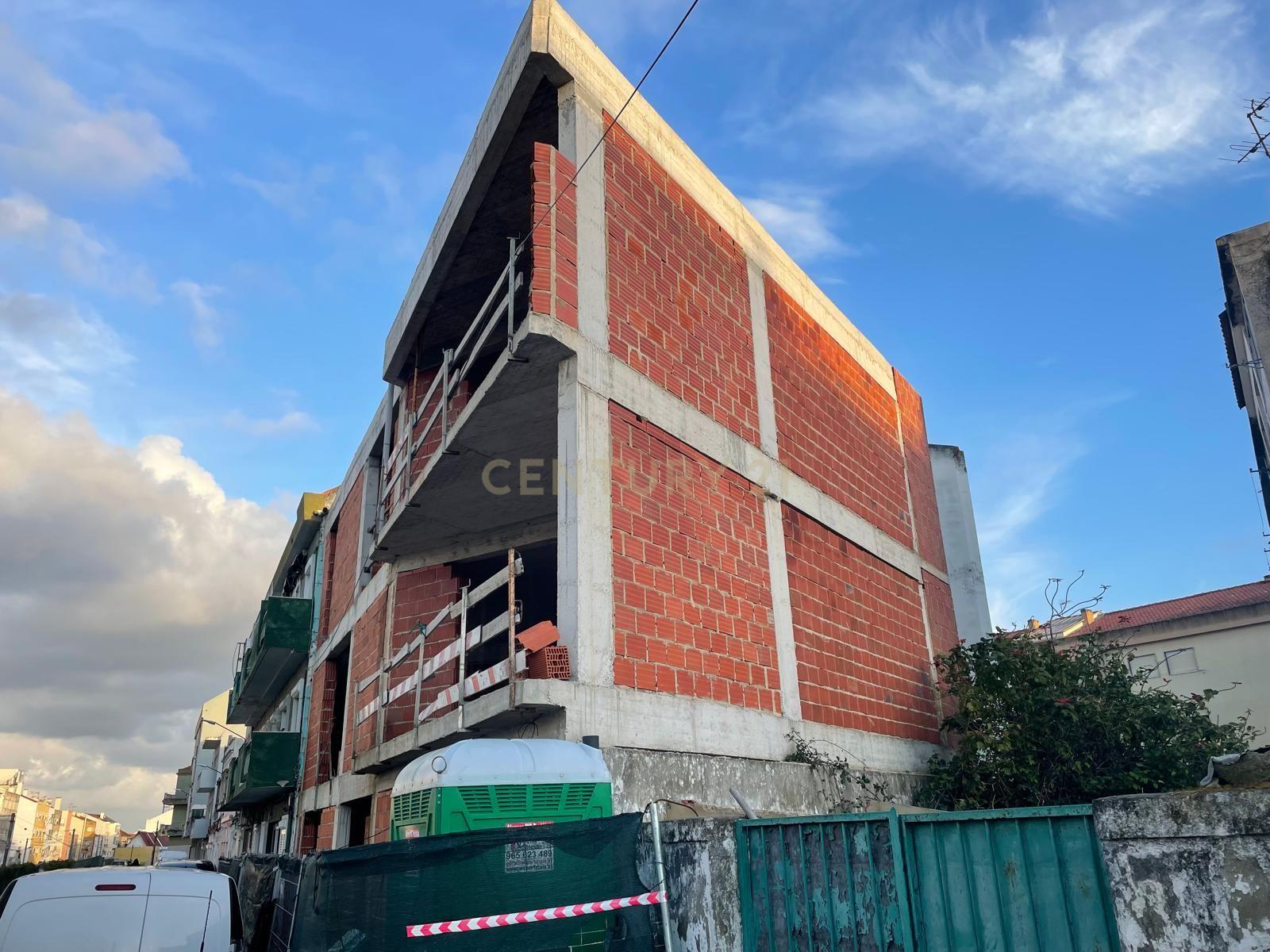 Moradia Unifamiliar de Tipologia T2 em Construção - Image 3